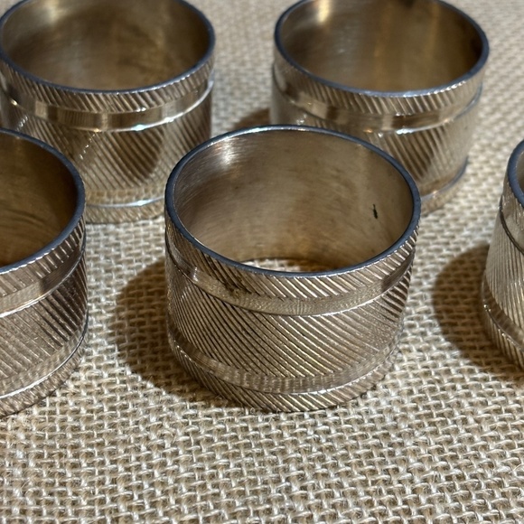 Napkin Rings Silver Colored Tone Modern Set of 8 Heavy Contemporary - Picture 2 of 8